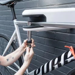 Hiplok Airlok Maximum Security Bike Storage Hanger - Wandhalterung - Weiss -Günstiges Vélo Geist Geschäft LB3A0399 ADJUSTED9AVAfWMSJKfPO scaled